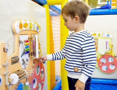 Busy Board Montessori : Aider les capacités motrices des enfants