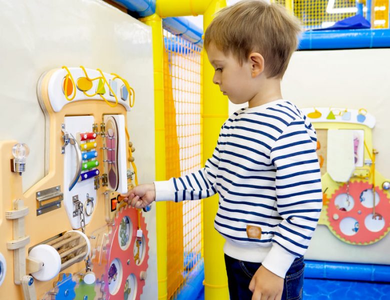 Busy Board Montessori : Aider les capacités motrices des enfants