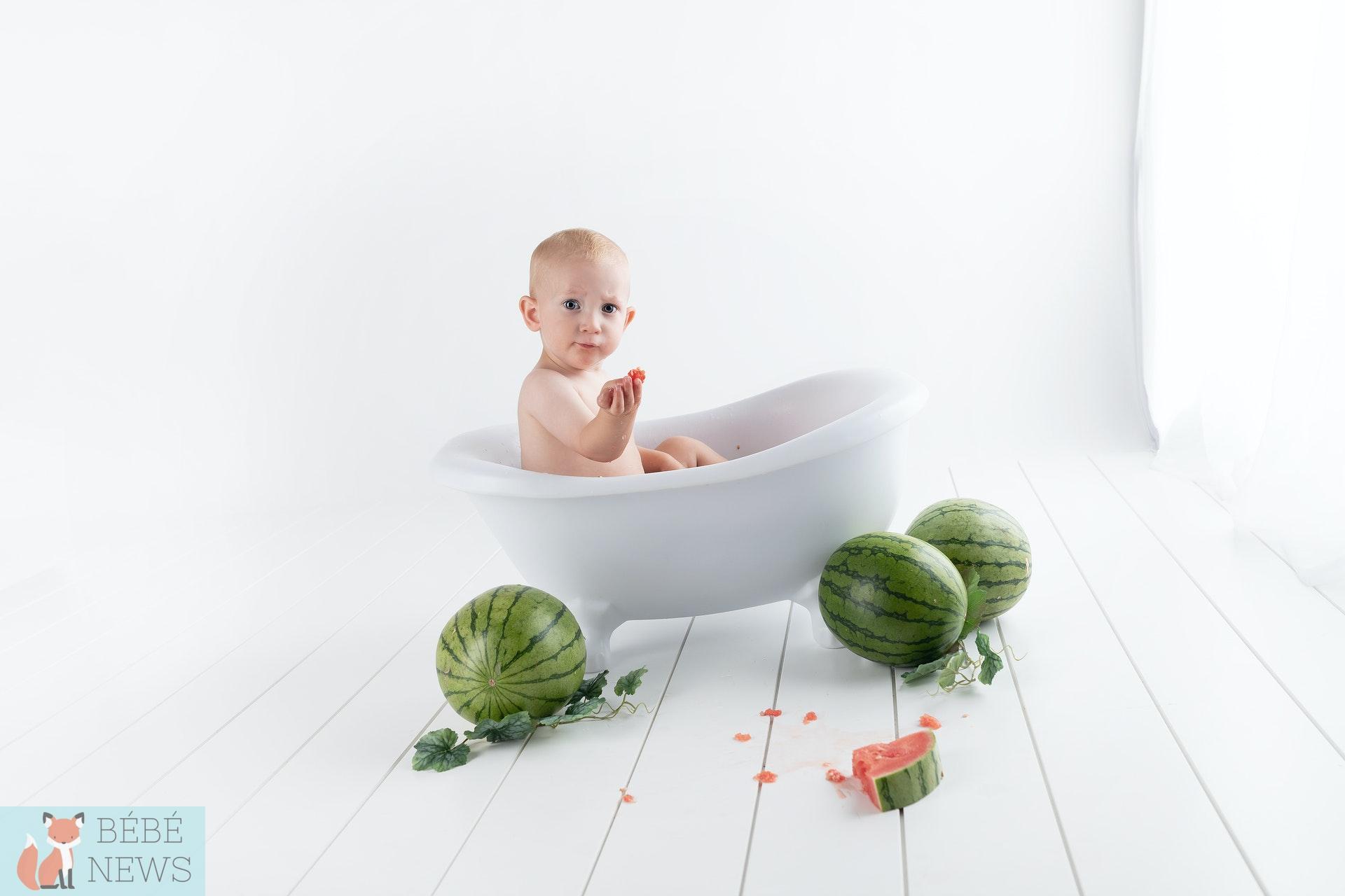 Pourquoi utiliser une tétine grignoteuse pour donner des morceaux de fruits  à bébé ? - Bébé News